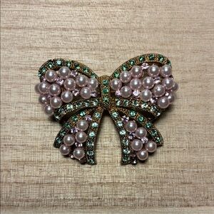Chic Pearl and Crystal Bow Brooch